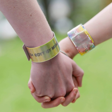 Preview: Schnapparmband reflektierend "Gott liebt mich – Gott ist bei mir – Gott beschützt mich“